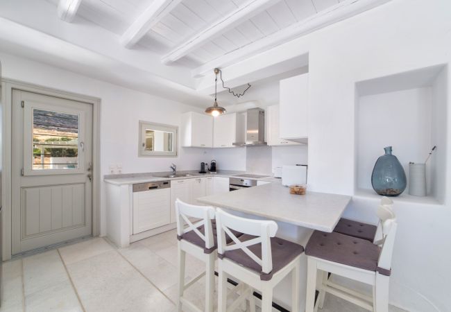 Villa in Paros - Tzane - Villa for 10 people with pool near Paros beach (Greece) Villa in Paros - Tzane - Villa for 10 people with pool near Paros beach (Greece)