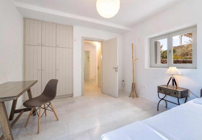 Villa in Paros - Tzane - Villa for 10 people with pool near Paros beach (Greece) Villa in Paros - Tzane - Villa for 10 people with pool near Paros beach (Greece)