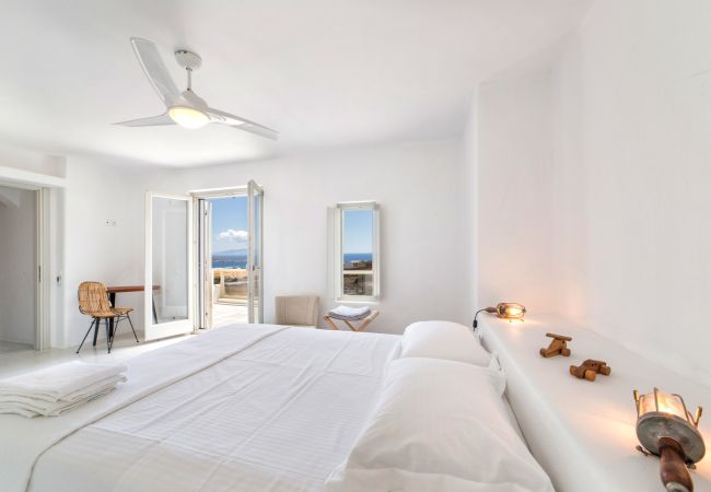 Villa in Paros - Tzane - Villa for 10 people with pool near Paros beach (Greece) Villa in Paros - Tzane - Villa for 10 people with pool near Paros beach (Greece)