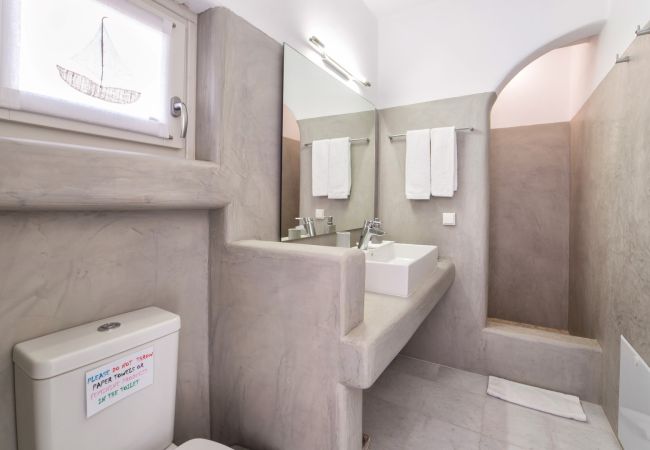 Villa in Paros - Tzane - Villa for 10 people with pool near Paros beach (Greece) Villa in Paros - Tzane - Villa for 10 people with pool near Paros beach (Greece)