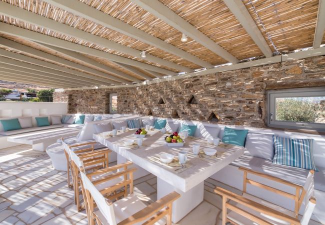 Villa in Paros - Tzane - Villa for 10 people with pool near Paros beach (Greece) Villa in Paros - Tzane - Villa for 10 people with pool near Paros beach (Greece)