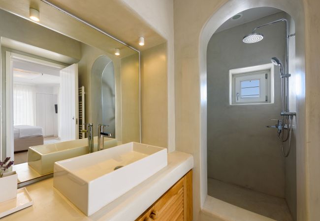 Villa in Paros - Lenora - Spectacular 4 bedroom house with beautiful sea views near Golden Beach (Greece) Villa in Paros - Lenora - Spectacular 4 bedroom house with beautiful sea views near Golden Beach (Greece)