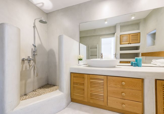 Villa in Paros - Lenora - Spectacular 4 bedroom house with beautiful sea views near Golden Beach (Greece) Villa in Paros - Lenora - Spectacular 4 bedroom house with beautiful sea views near Golden Beach (Greece)