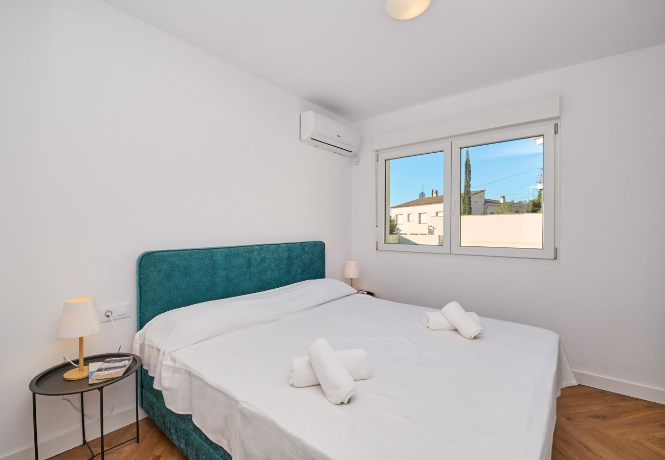 Villa in Vidreres - 2Bels02 - Cosy house with swimming pool for 6 people