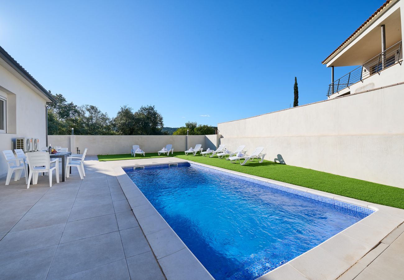 Villa in Vidreres - 2Bels02 - Cosy house with swimming pool for 6 people