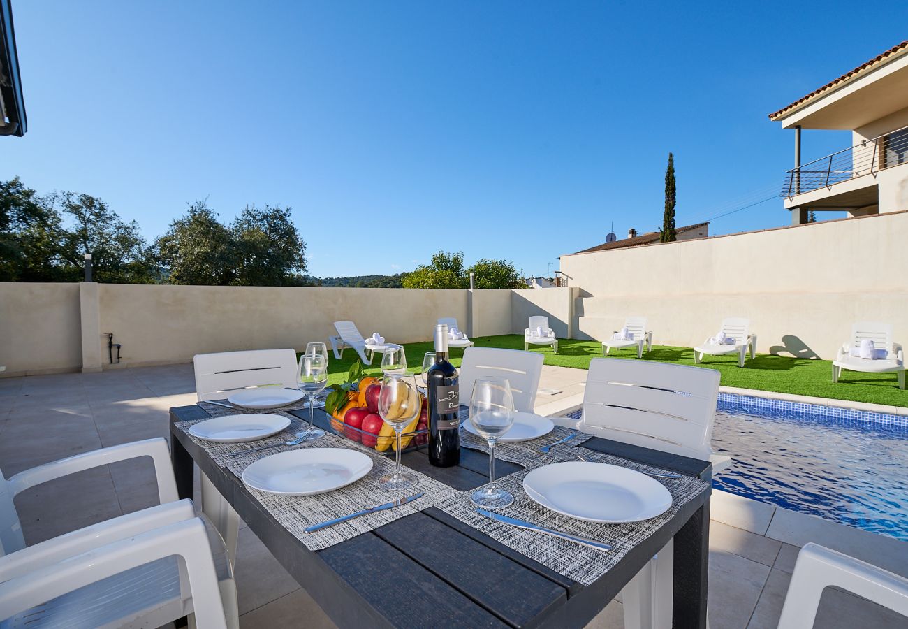 Villa in Vidreres - 2Bels02 - Cosy house with swimming pool for 6 people