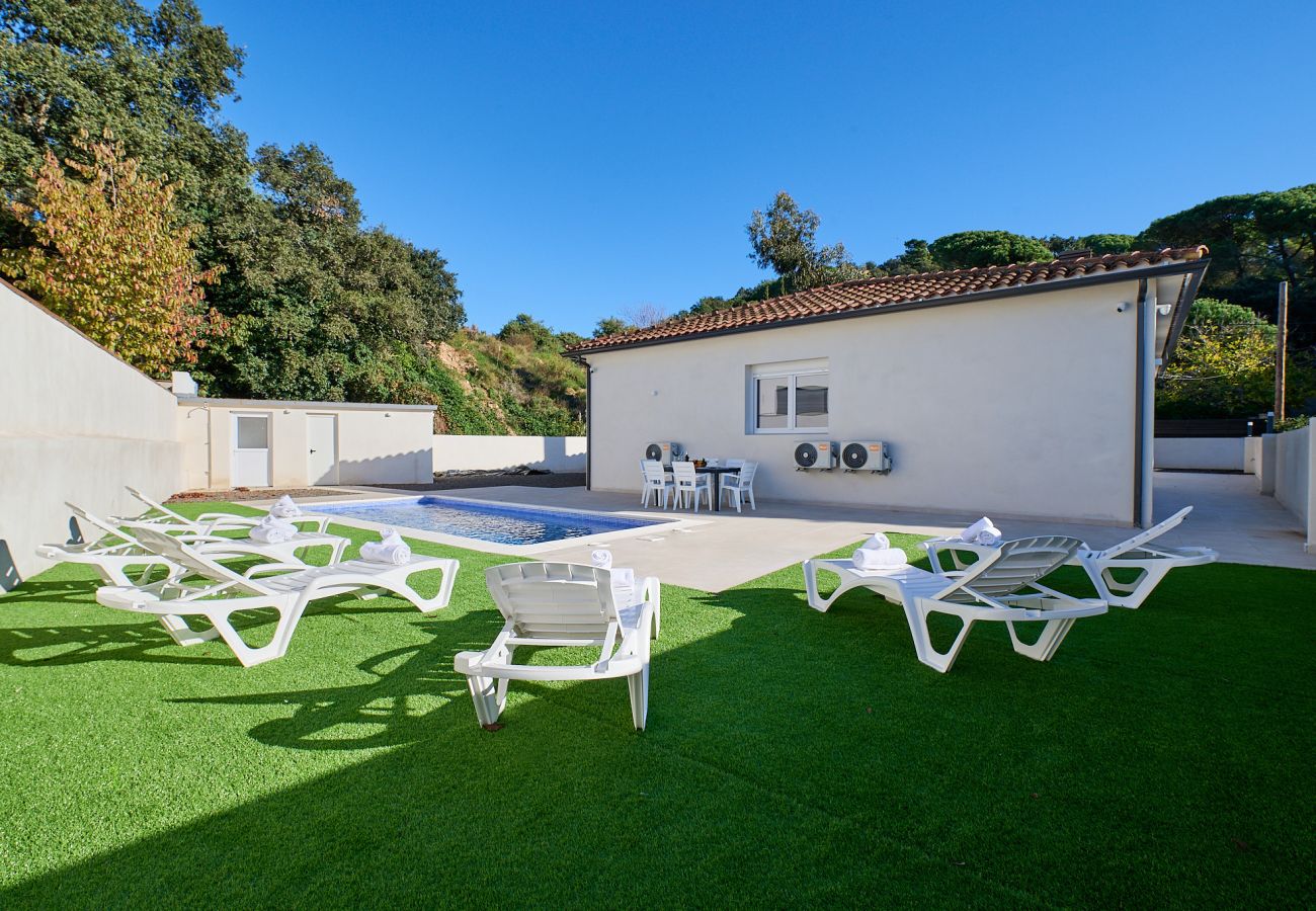 Villa in Vidreres - 2Bels02 - Cosy house with swimming pool for 6 people