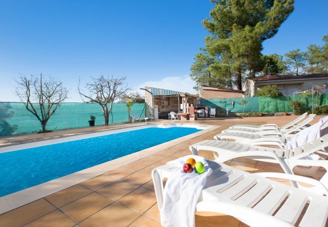 Villa à Vidreres - 2AL01 -Maison simple avec piscine privée située dans un quartier résidentiel très calme Villa à Vidreres - 2AL01 -Maison simple avec piscine privée située dans un quartier résidentiel très calme