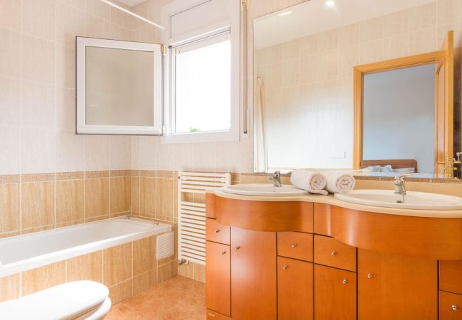 Villa à Lloret de Mar - 2ANG 01 - Grande et confortable maison de 5 chambres avec piscine privée près de la plage de Cala Canyelles Villa à Lloret de Mar - 2ANG 01 - Grande et confortable maison de 5 chambres avec piscine privée près de la plage de Cala Canyelles