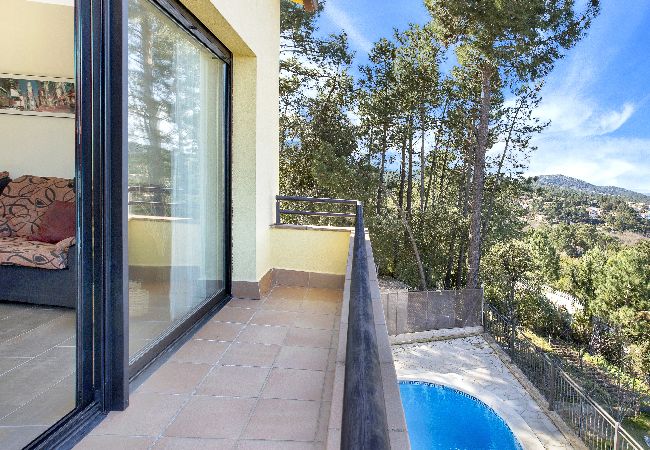 Villa à Vidreres - 2CAM01 - Accueillante maison avec piscine privée située dans un quartier résidentiel très calme 