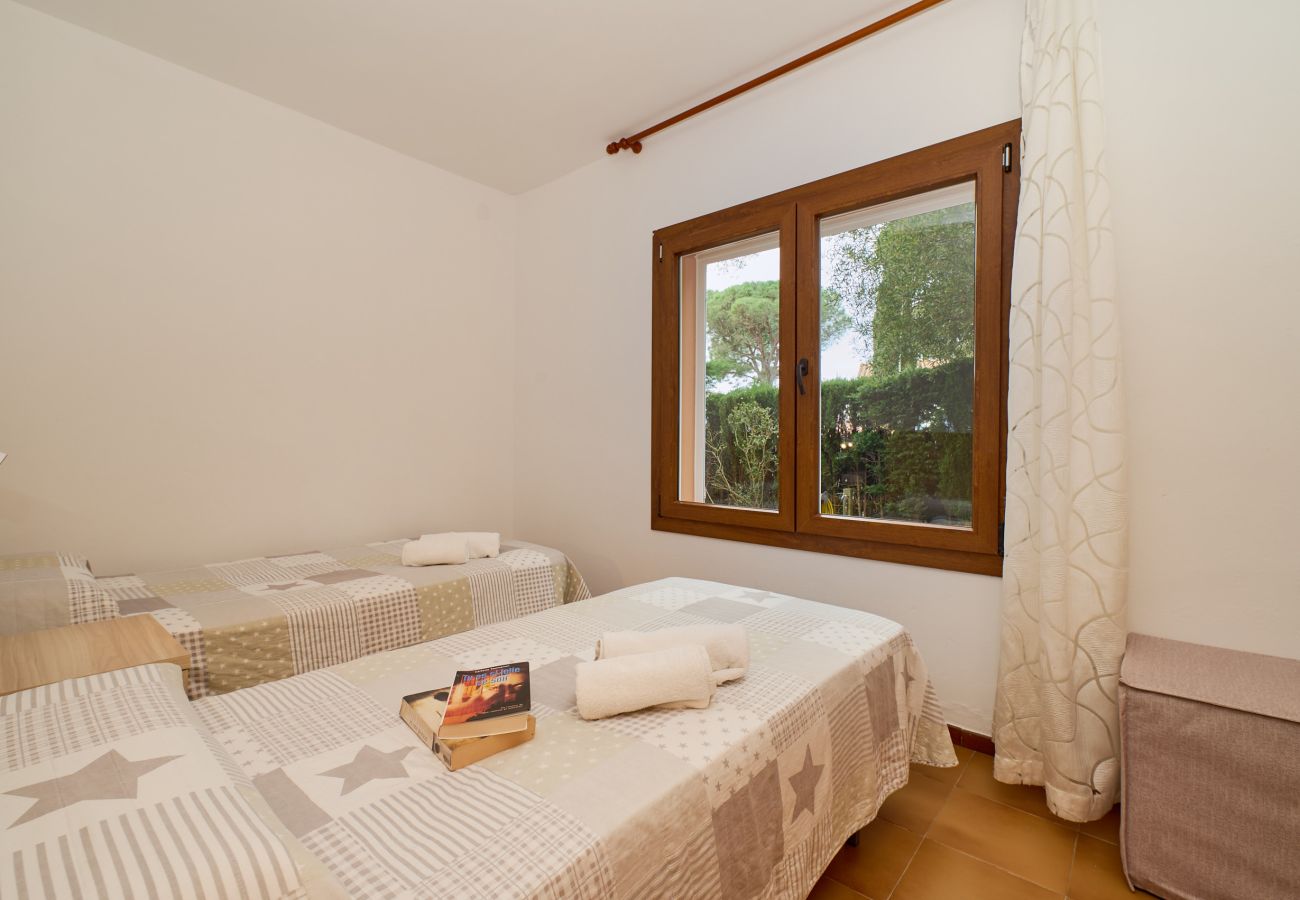 Villa à Calella de Palafrugell - 1BENETPL - Maison divisée en 3 appartements totalement indépendants, qui disposent d'une piscine commune à seulement 1 km de la plage de Calella de Palafrugell