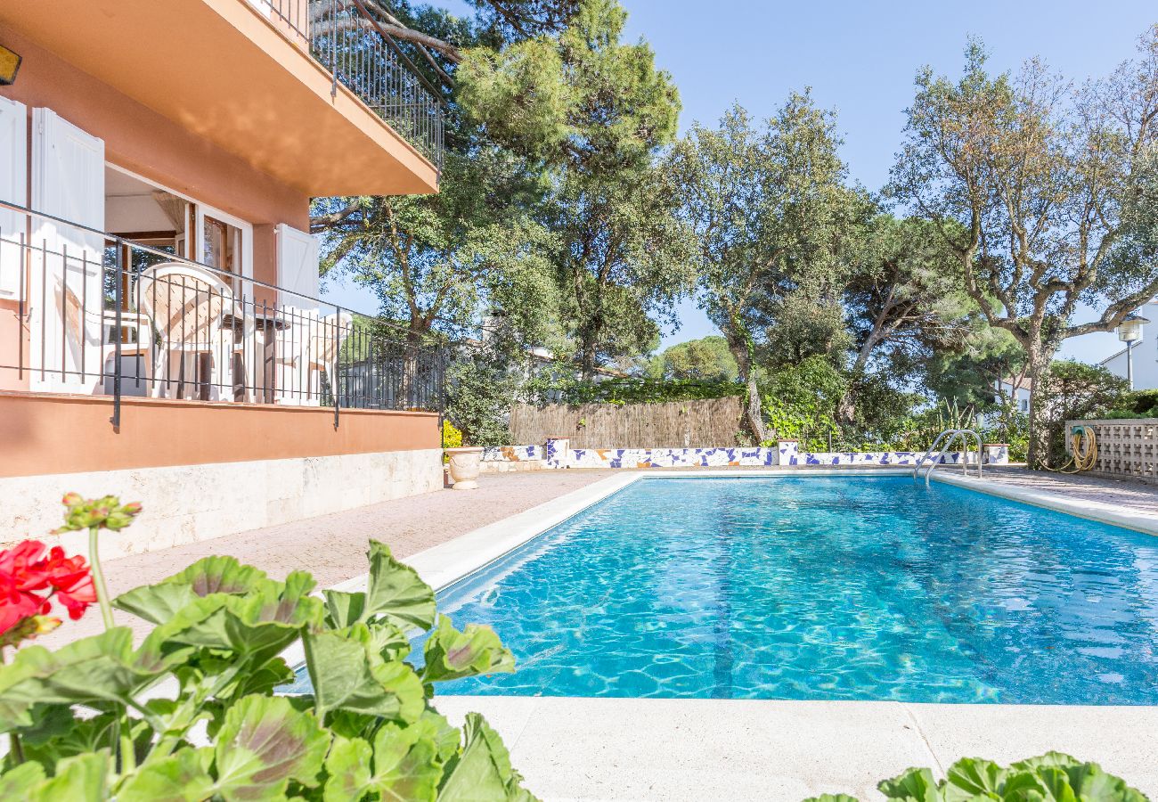 Villa à Calella de Palafrugell - 1BENET 1 -Maison divisée en 3 appartements totalement indépendants, qui disposent d'une piscine commune. à seulement 1 km de la plage de Calella de Palafrugell