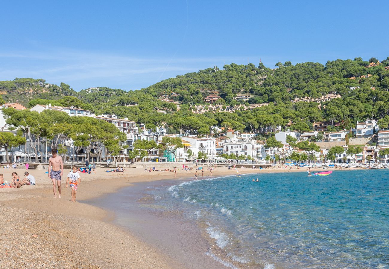 Villa à Calella de Palafrugell - 1BENET 1 -Maison divisée en 3 appartements totalement indépendants, qui disposent d'une piscine commune. à seulement 1 km de la plage de Calella de Palafrugell