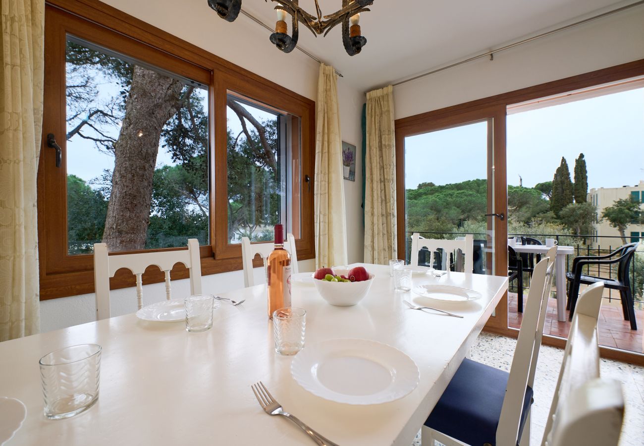 Villa à Calella de Palafrugell - 1BENET 1 -Maison divisée en 3 appartements totalement indépendants, qui disposent d'une piscine commune. à seulement 1 km de la plage de Calella de Palafrugell