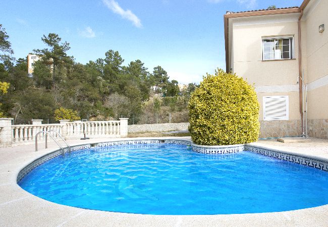 Villa à Vidreres - 2CAROL01 - Jolie maison de 4 chambres avec piscine privée située dans un quartier résidentiel calme