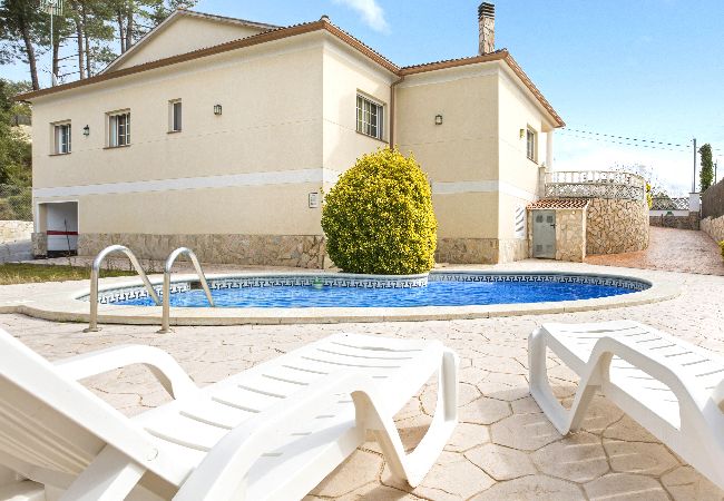 Villa à Vidreres - 2CAROL01 - Jolie maison de 4 chambres avec piscine privée située dans un quartier résidentiel calme