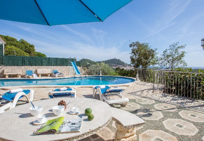 Villa à Blanes -  2CARV01 - Villa avec piscine privée avec 6 chambres située dans un quartier calme près de la plage de Blanes