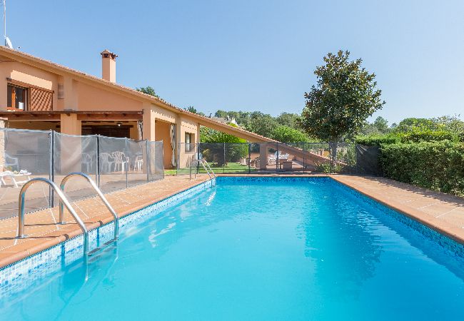 Villa à Vidreres - 2CIP01-6pax - Maison d'une capacité de 06 personnes et piscine privée située dans un quartier calme Villa à Vidreres - 2CIP01-6pax - Maison d'une capacité de 06 personnes et piscine privée située dans un quartier calme