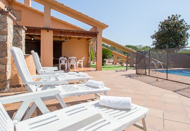 Villa à Vidreres - 2CIP01-6pax - Maison d'une capacité de 06 personnes et piscine privée située dans un quartier calme