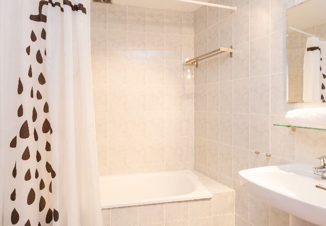 Villa à Vidreres - 2CIP01-6pax - Maison d'une capacité de 06 personnes et piscine privée située dans un quartier calme Villa à Vidreres - 2CIP01-6pax - Maison d'une capacité de 06 personnes et piscine privée située dans un quartier calme
