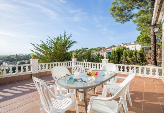 Villa à Vidreres - 2CON01 - Maison de 4 chambres avec jardin et piscine privée située dans un quartier calme Villa à Vidreres - 2CON01 - Maison de 4 chambres avec jardin et piscine privée située dans un quartier calme
