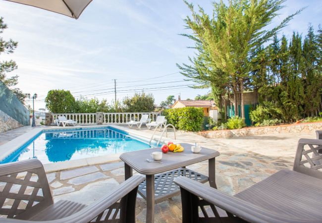 Villa à Vidreres - 2CON01 - Maison de 4 chambres avec jardin et piscine privée située dans un quartier calme Villa à Vidreres - 2CON01 - Maison de 4 chambres avec jardin et piscine privée située dans un quartier calme