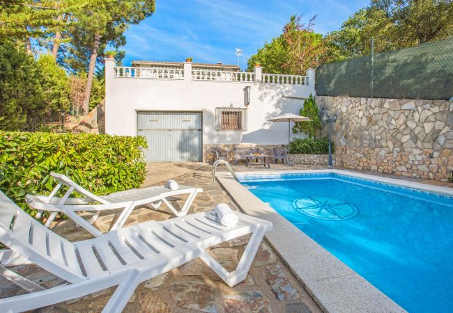 Villa à Vidreres - 2CON01 - Maison de 4 chambres avec jardin et piscine privée située dans un quartier calme Villa à Vidreres - 2CON01 - Maison de 4 chambres avec jardin et piscine privée située dans un quartier calme