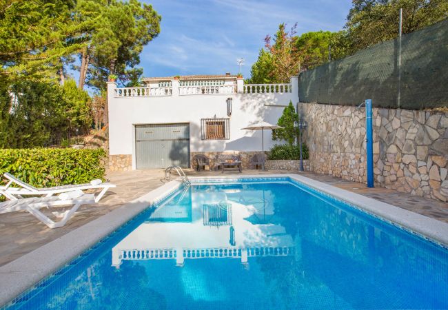 Villa à Vidreres - 2CON01 - Maison de 4 chambres avec jardin et piscine privée située dans un quartier calme Villa à Vidreres - 2CON01 - Maison de 4 chambres avec jardin et piscine privée située dans un quartier calme