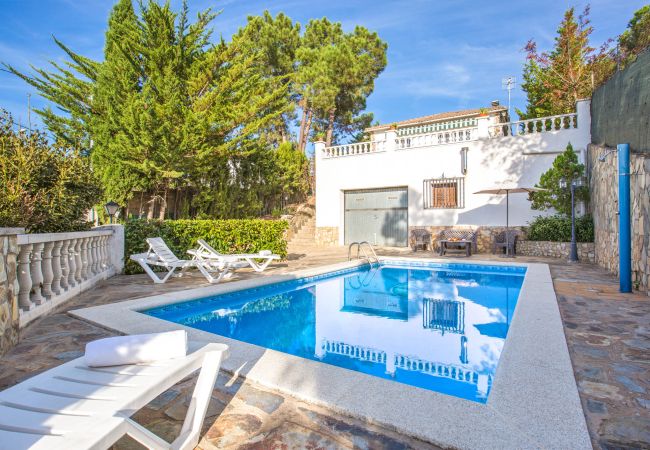 Villa à Vidreres - 2CON01 - Maison de 4 chambres avec jardin et piscine privée située dans un quartier calme Villa à Vidreres - 2CON01 - Maison de 4 chambres avec jardin et piscine privée située dans un quartier calme