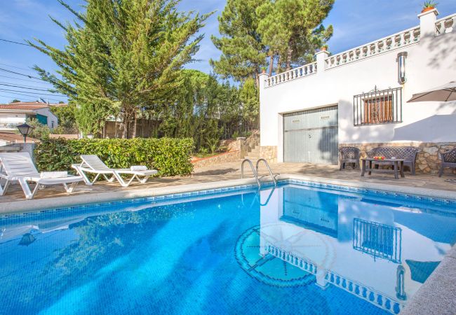Villa à Vidreres - 2CON01 - Maison de 4 chambres avec jardin et piscine privée située dans un quartier calme Villa à Vidreres - 2CON01 - Maison de 4 chambres avec jardin et piscine privée située dans un quartier calme