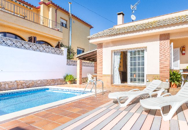 Villa à Blanes - 2DP01 - Maison accueillante de 4 chambres avec jardin et piscine privée située près de la plage