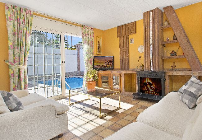 Villa à Blanes - 2DP01 - Maison accueillante de 4 chambres avec jardin et piscine privée située près de la plage