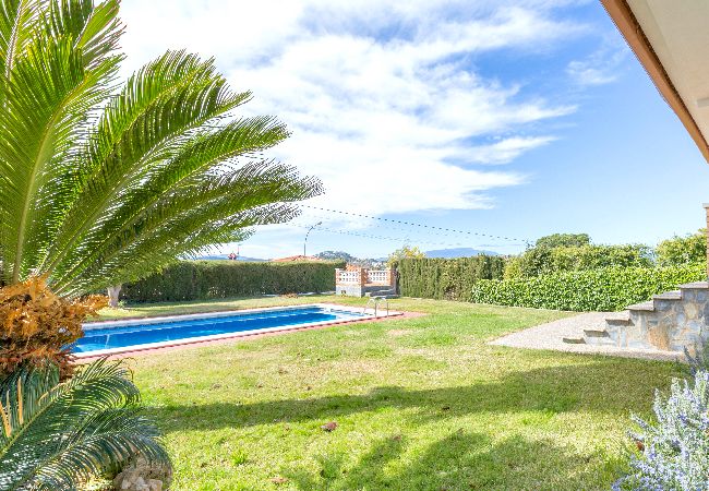 Villa à Lloret de Mar - 2FIN01 - Maison de 3 chambres avec jardin et piscine privée située dans un quartier résidentiel calme