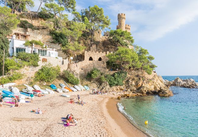 Villa à Lloret de Mar - 2FIN01 - Maison de 3 chambres avec jardin et piscine privée située dans un quartier résidentiel calme