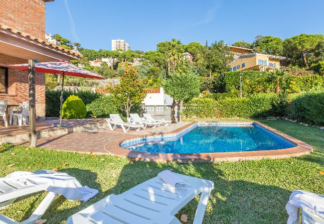 Villa à Lloret de Mar -  2LLEV02 -Belle maison pour 8 personnes avec piscine privée située dans un quartier calme proche de la plage