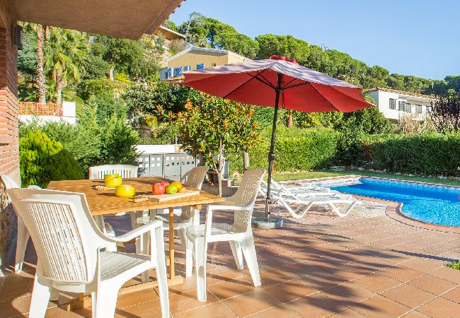 Villa à Lloret de Mar -  2LLEV02 -Belle maison pour 8 personnes avec piscine privée située dans un quartier calme proche de la plage