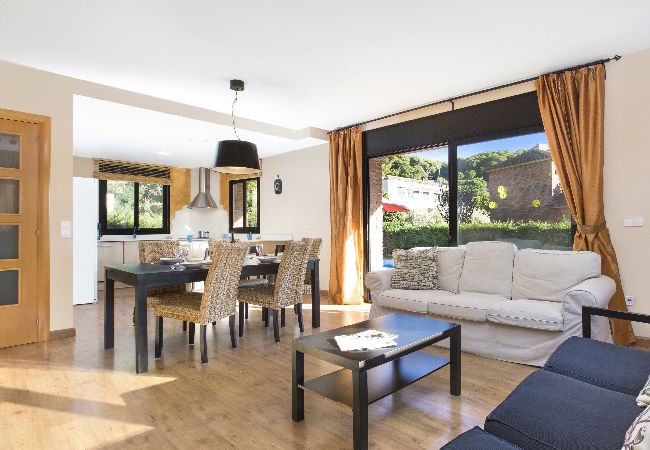 Villa à Lloret de Mar -  2LLEV02 -Belle maison pour 8 personnes avec piscine privée située dans un quartier calme proche de la plage