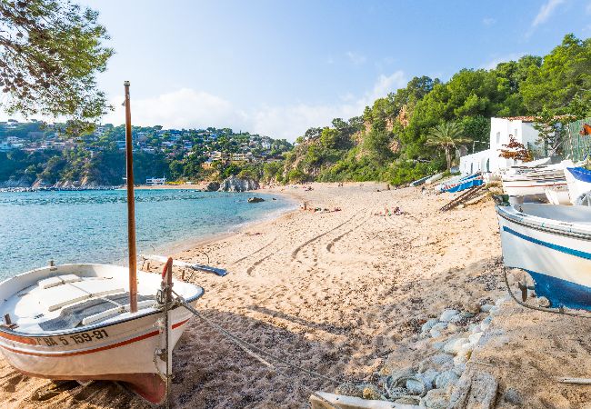 Villa à Lloret de Mar -  2LLEV02 -Belle maison pour 8 personnes avec piscine privée située dans un quartier calme proche de la plage