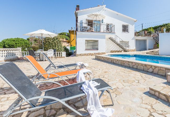 Villa à Vidreres - 2MARI01 - Maison avec 6 chambres et piscine privée située dans un quartier calme Villa à Vidreres - 2MARI01 - Maison avec 6 chambres et piscine privée située dans un quartier calme