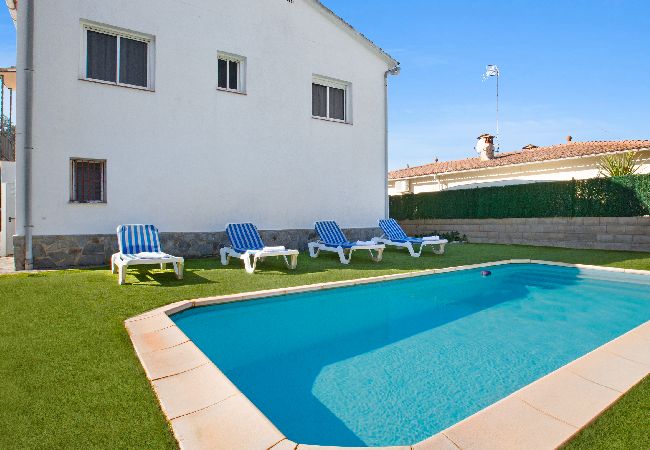Villa à Vidreres - 2ONA01 - Maison pour 7 personnes avec jardin et piscine privée située dans un quartier très calme
