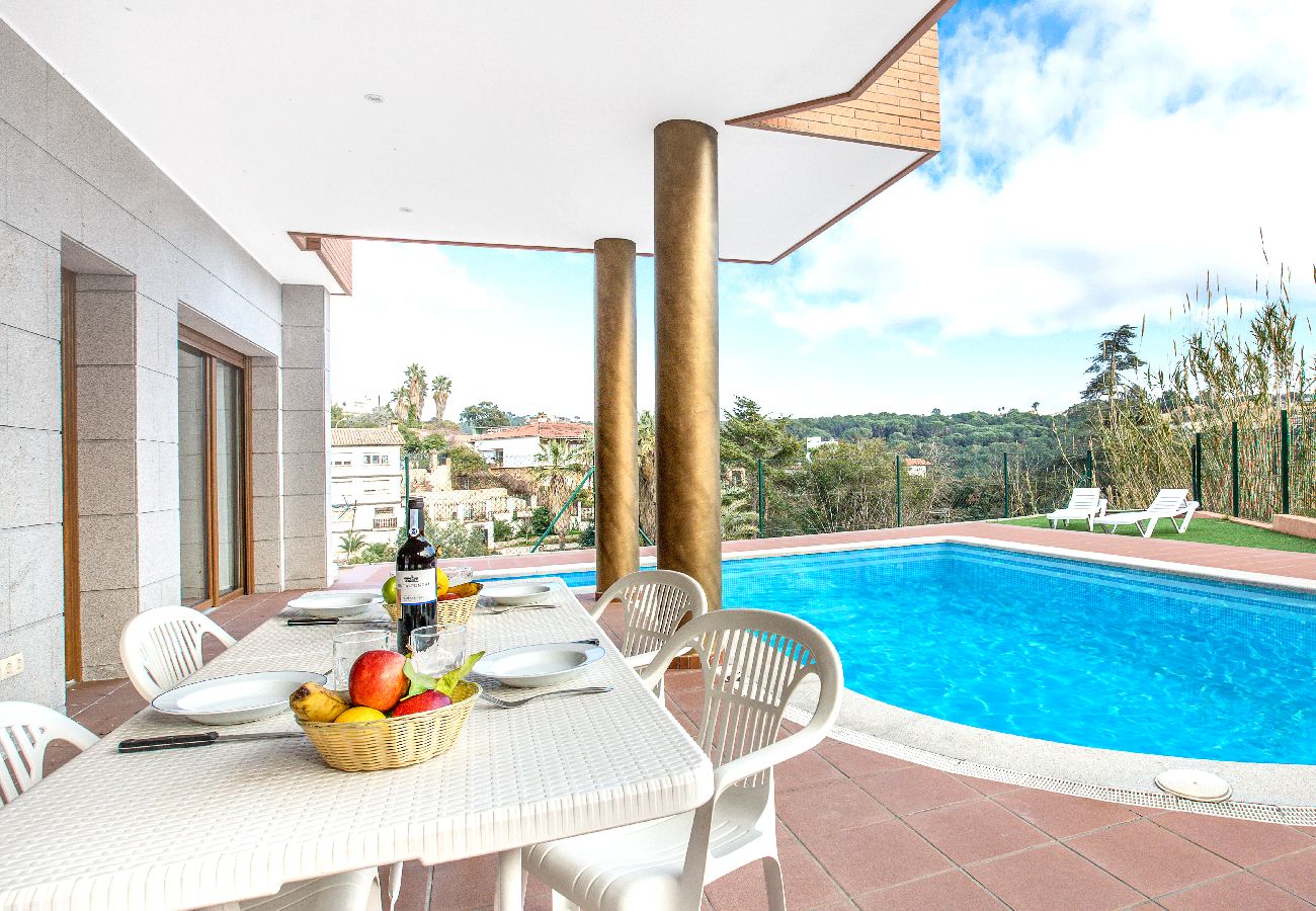 Villa à Lloret de Mar -  2PAU01- Belle maison pour 8 personnes avec piscine privée située près de la plage de Lloret de Mar