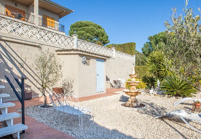 Villa à Lloret de Mar - 2SOPH01 - Maison cosy avec piscine privée pour 8 personnes située dans un quartier résidentiel très calme. Villa à Lloret de Mar - 2SOPH01 - Maison cosy avec piscine privée pour 8 personnes située dans un quartier résidentiel très calme.