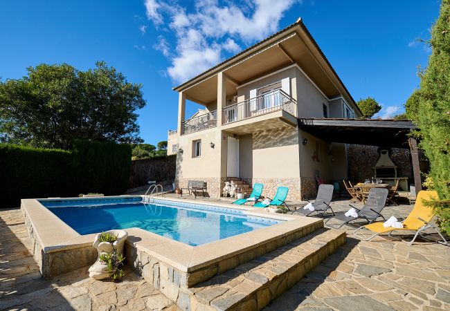 Villa à Lloret de Mar - 2SOPH01 - Maison cosy avec piscine privée pour 8 personnes située dans un quartier résidentiel très calme.
