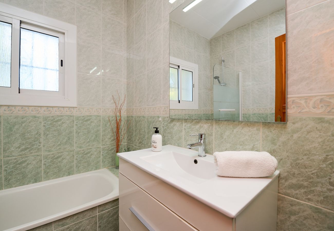 Villa à Lloret de Mar - 2SOPH01 - Maison cosy avec piscine privée pour 8 personnes située dans un quartier résidentiel très calme.