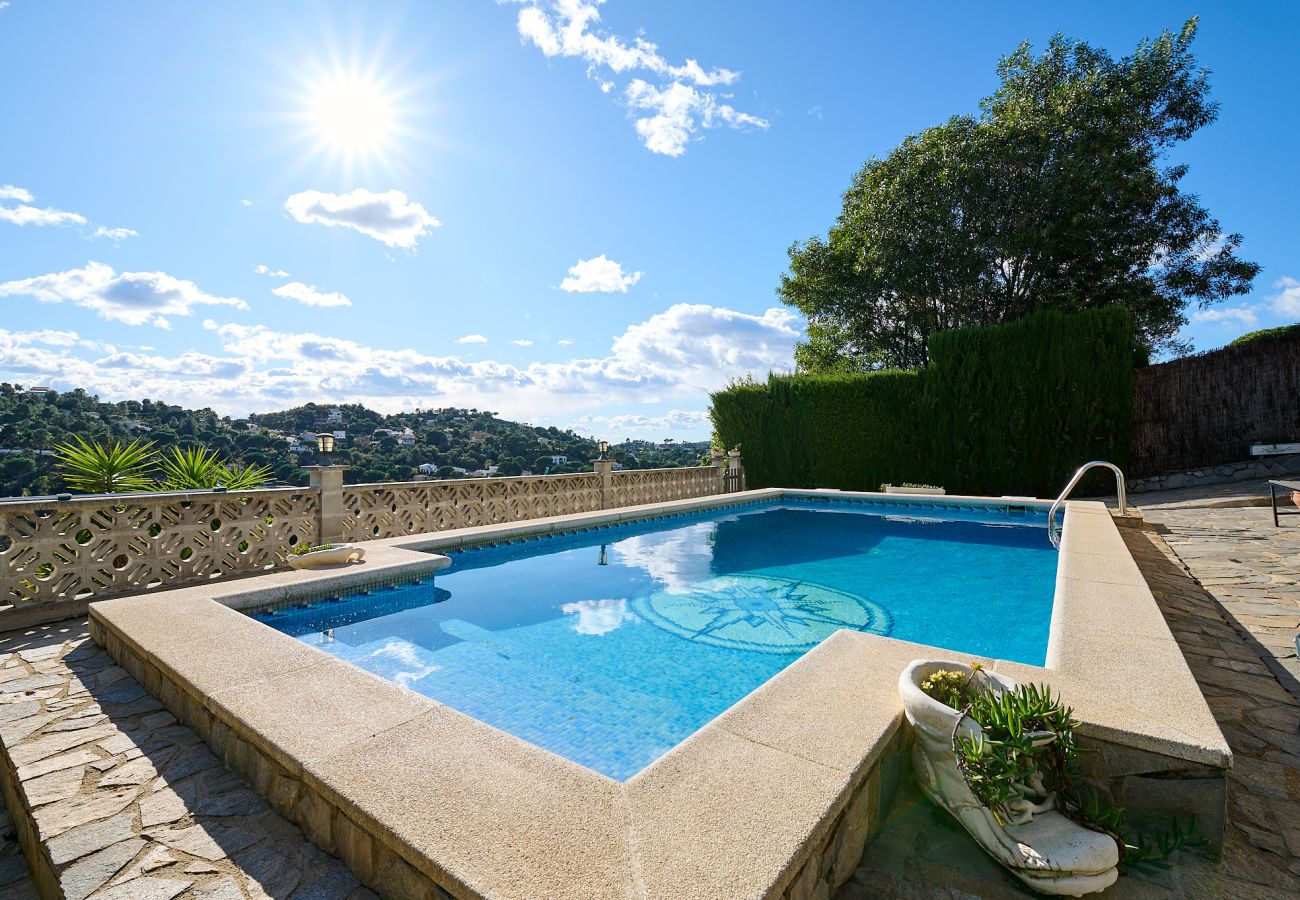 Villa à Lloret de Mar - 2SOPH01 - Maison cosy avec piscine privée pour 8 personnes située dans un quartier résidentiel très calme.