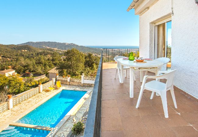 Villa à Lloret de Mar - 2TER01 - Maison de 3 chambres avec piscine privée située dans un quartier résidentiel très calme à 7 kms de la plage de Lloret de Mar Villa à Lloret de Mar - 2TER01 - Maison de 3 chambres avec piscine privée située dans un quartier résidentiel très calme à 7 kms de la plage de Lloret de Mar