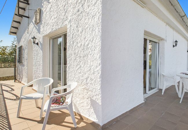 Villa à Lloret de Mar - 2TER01 - Maison de 3 chambres avec piscine privée située dans un quartier résidentiel très calme à 7 kms de la plage de Lloret de Mar Villa à Lloret de Mar - 2TER01 - Maison de 3 chambres avec piscine privée située dans un quartier résidentiel très calme à 7 kms de la plage de Lloret de Mar