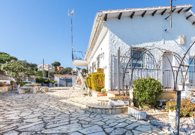 Villa à Lloret de Mar - 2TER01 - Maison de 3 chambres avec piscine privée située dans un quartier résidentiel très calme à 7 kms de la plage de Lloret de Mar Villa à Lloret de Mar - 2TER01 - Maison de 3 chambres avec piscine privée située dans un quartier résidentiel très calme à 7 kms de la plage de Lloret de Mar