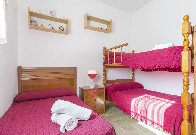 Villa à Lloret de Mar - 2TER01 - Maison de 3 chambres avec piscine privée située dans un quartier résidentiel très calme à 7 kms de la plage de Lloret de Mar Villa à Lloret de Mar - 2TER01 - Maison de 3 chambres avec piscine privée située dans un quartier résidentiel très calme à 7 kms de la plage de Lloret de Mar