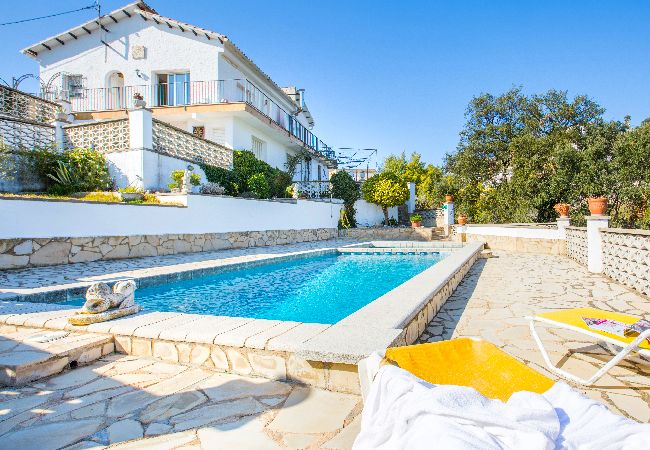 Villa à Lloret de Mar - 2TER01 - Maison de 3 chambres avec piscine privée située dans un quartier résidentiel très calme à 7 kms de la plage de Lloret de Mar Villa à Lloret de Mar - 2TER01 - Maison de 3 chambres avec piscine privée située dans un quartier résidentiel très calme à 7 kms de la plage de Lloret de Mar